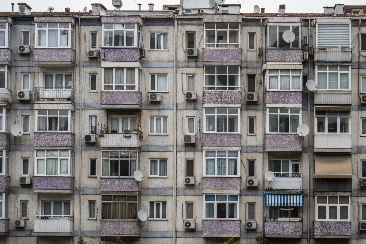 Kentsel dönüşüm öncesi: yıpranmış eski apartman (temsilî görsel)